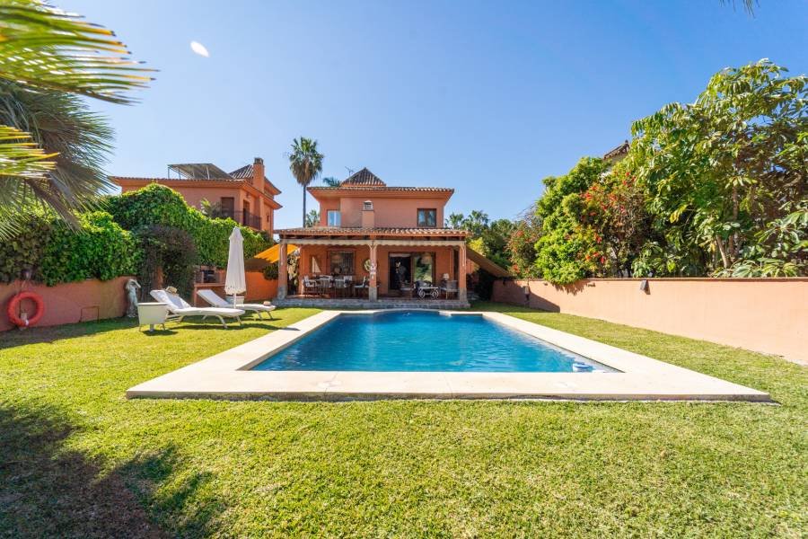 Villa in Sierrezuela Mijas Costa | 4-bed | €1.44M