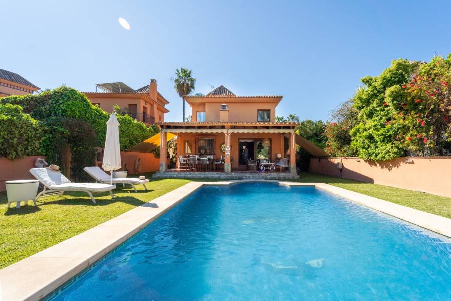 Villa in Sierrezuela Mijas Costa | 4-bed | €1.44M