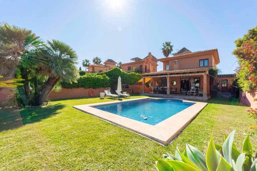 Villa in Sierrezuela Mijas Costa | 4-bed | €1.44M