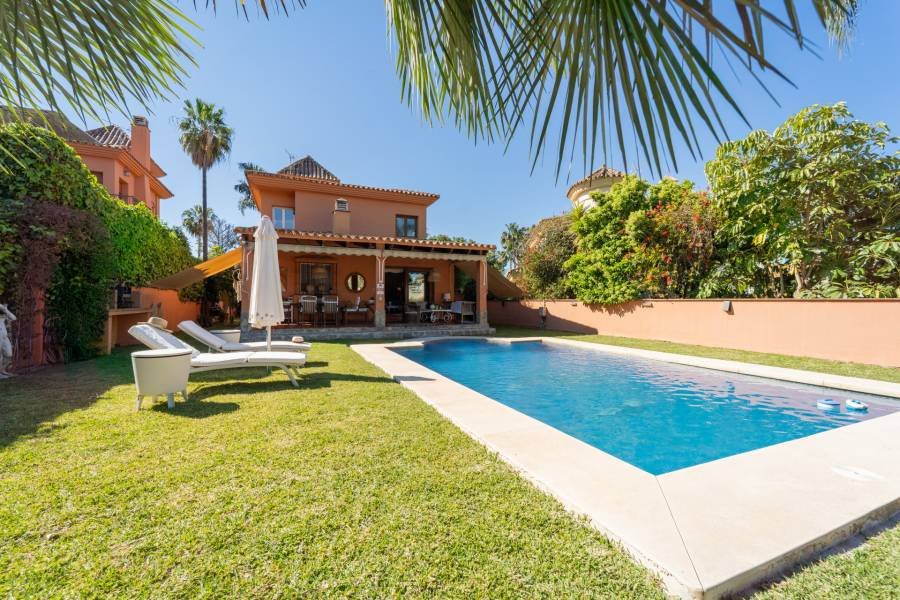 Villa in Sierrezuela Mijas Costa | 4-bed | €1.44M