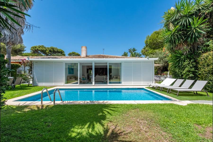 Semi Detached Villa in Marbella Este Marbella | 7-bed | €1.85M