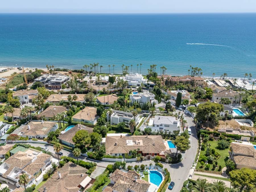 Semi Detached Villa in Marbella Este Marbella | 7-bed | €1.85M
