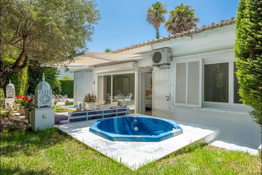 Semi Detached Villa in Marbella Este Marbella | 7-bed | €1.85M