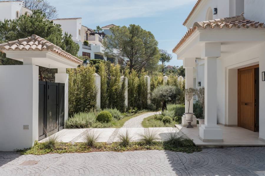 Villa in Los Arqueros Benahavis | 4-bed | €3.90M