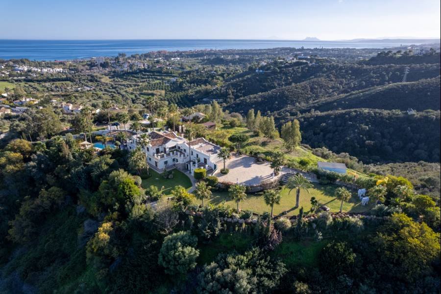 Villa in Estepona East Estepona | 6-bed | €3.00M