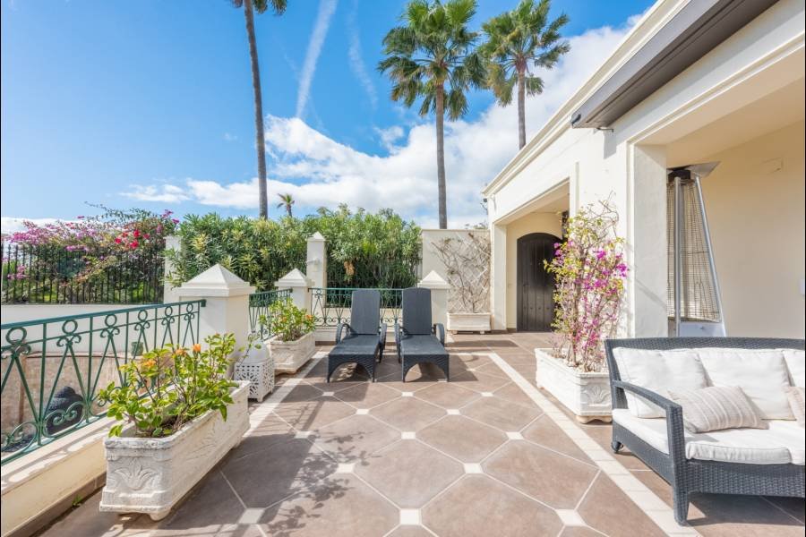 Villa in Estepona East Estepona | 6-bed | €3.00M