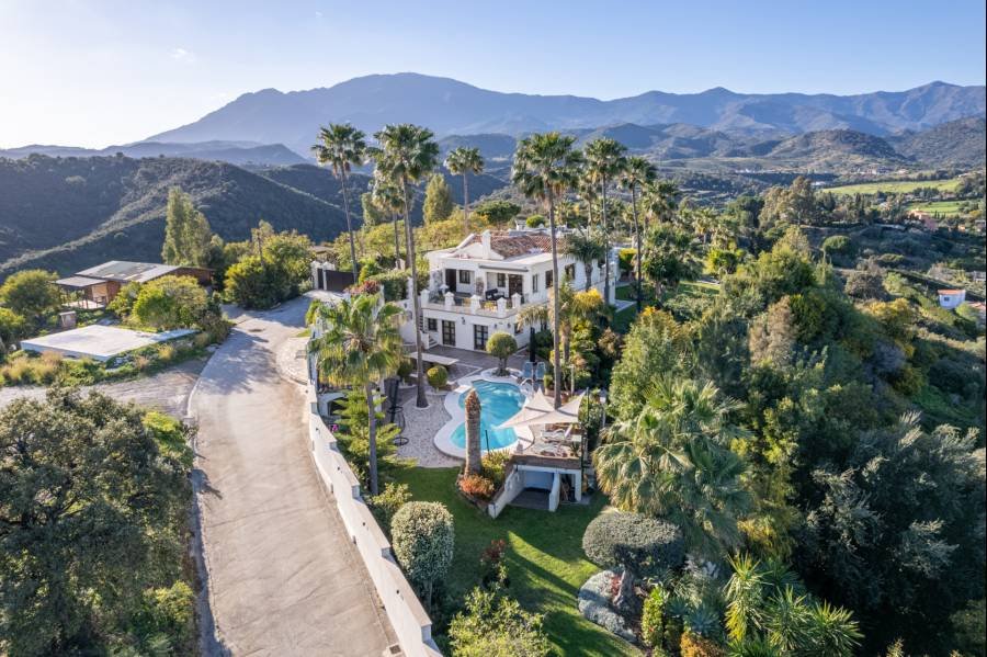 Villa in Estepona East Estepona | 6-bed | €3.00M