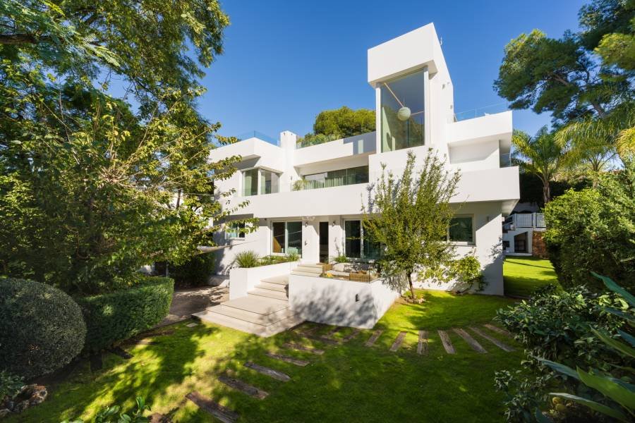 Villa in Nueva Andalucia Marbella | 6-bed | €2.19M