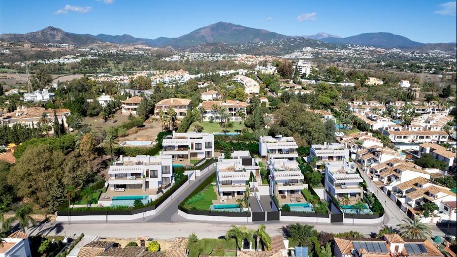 Villa in Estepona East Estepona | 4-bed | €2.22M