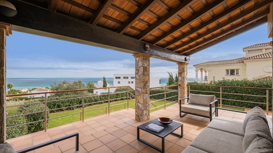 Villa in Alcaidesa Alta Alcaidesa | 4-bed | €1.65M