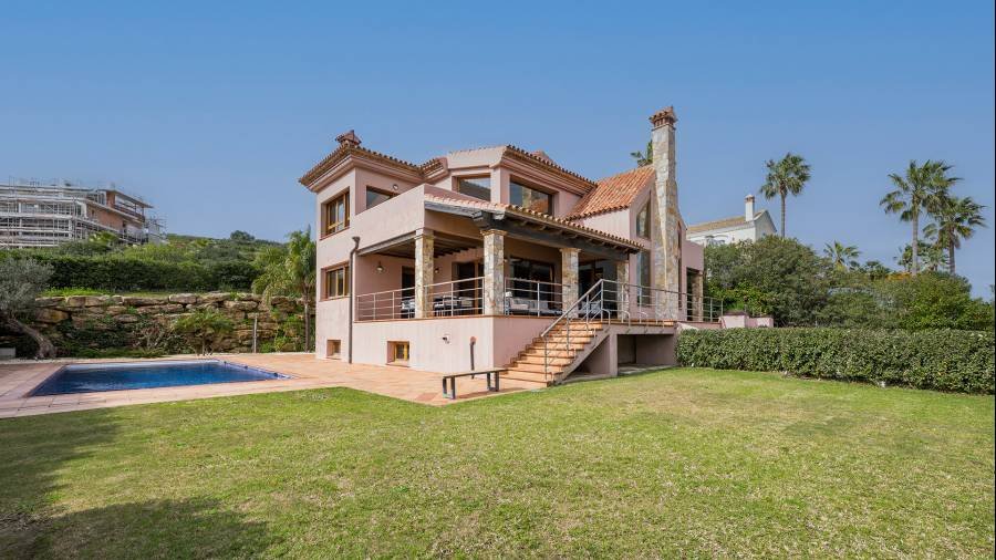 Villa in Alcaidesa Alta Alcaidesa | 4-bed | €1.65M