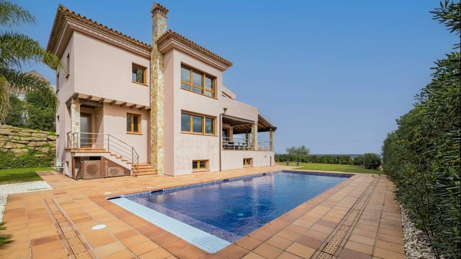 Villa in Alcaidesa Alta Alcaidesa | 4-bed | €1.65M