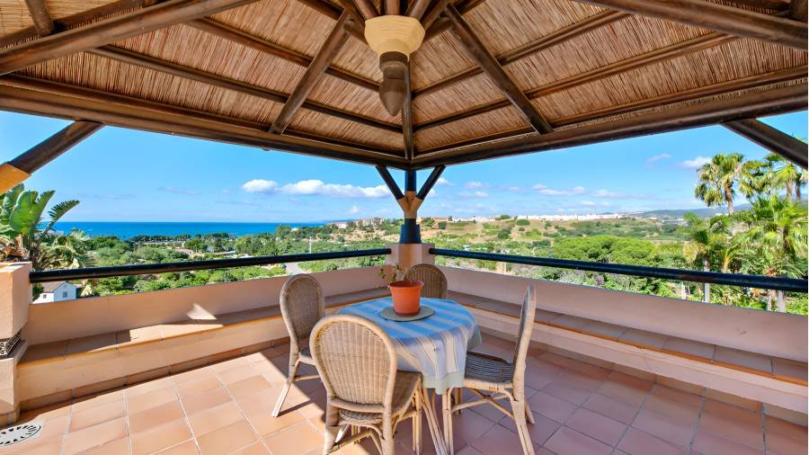 Villa in Estepona East Estepona | 6-bed | €2.75M