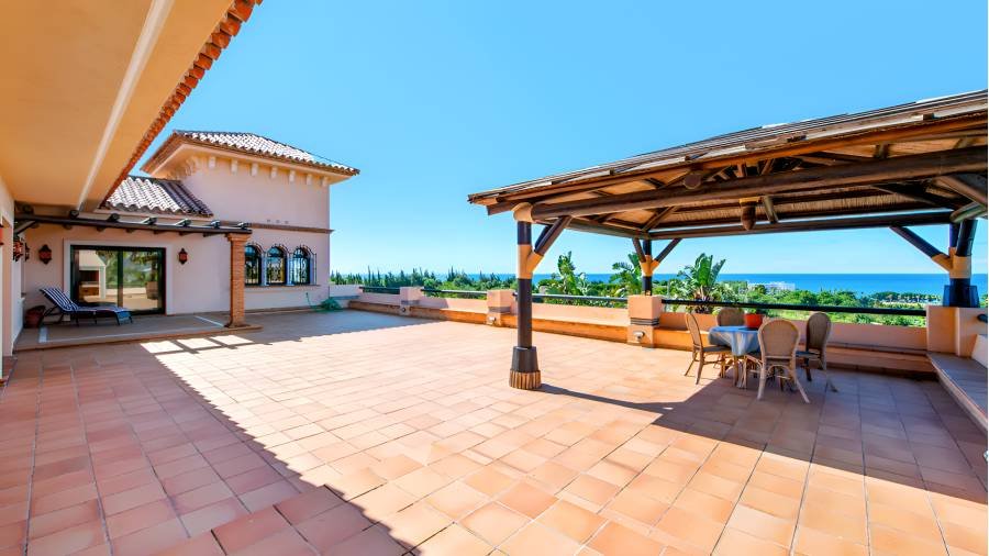 Villa in Estepona East Estepona | 6-bed | €2.75M