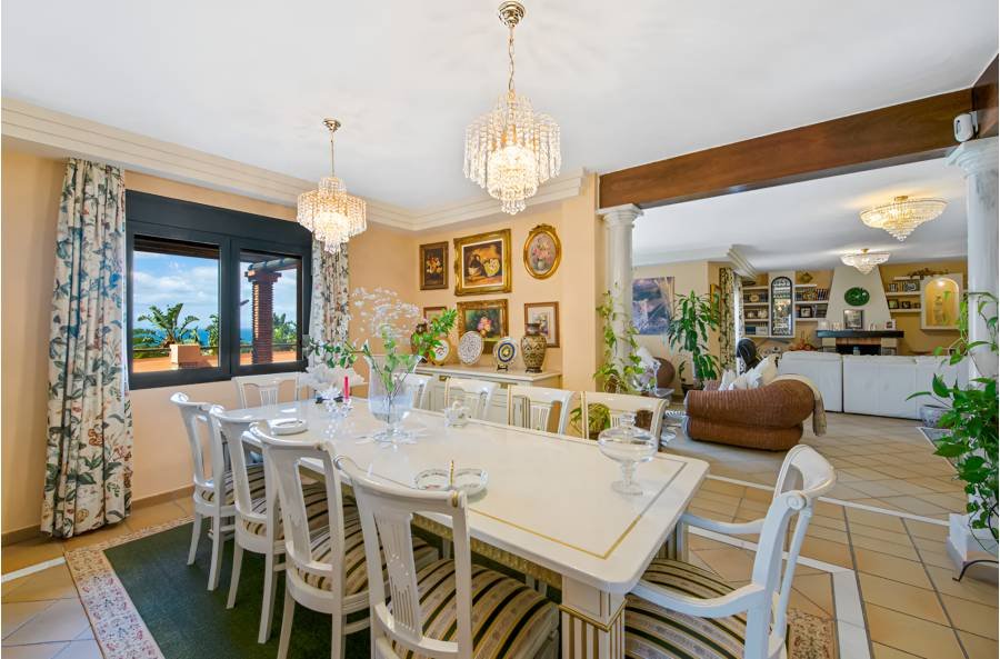 Villa in Estepona East Estepona | 6-bed | €2.75M