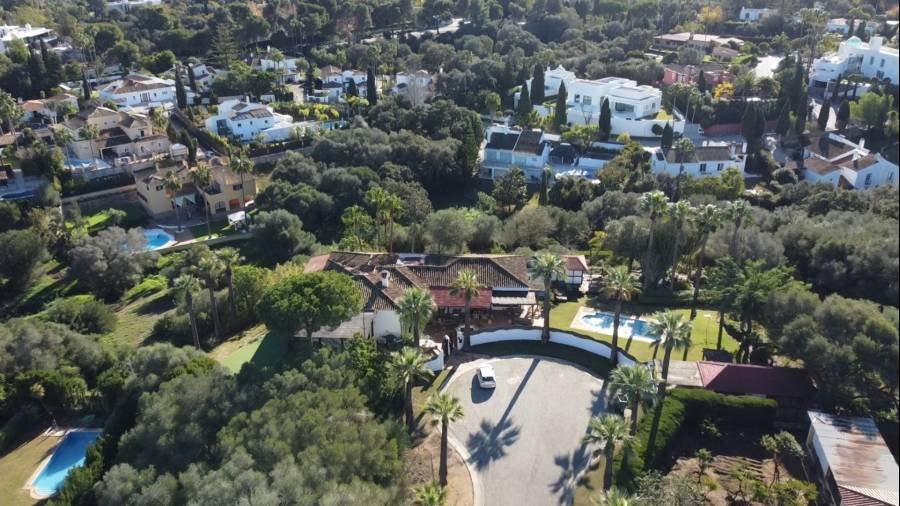 Villa in Sotogrande Costa Sotogrande | 6-bed | €2.78M