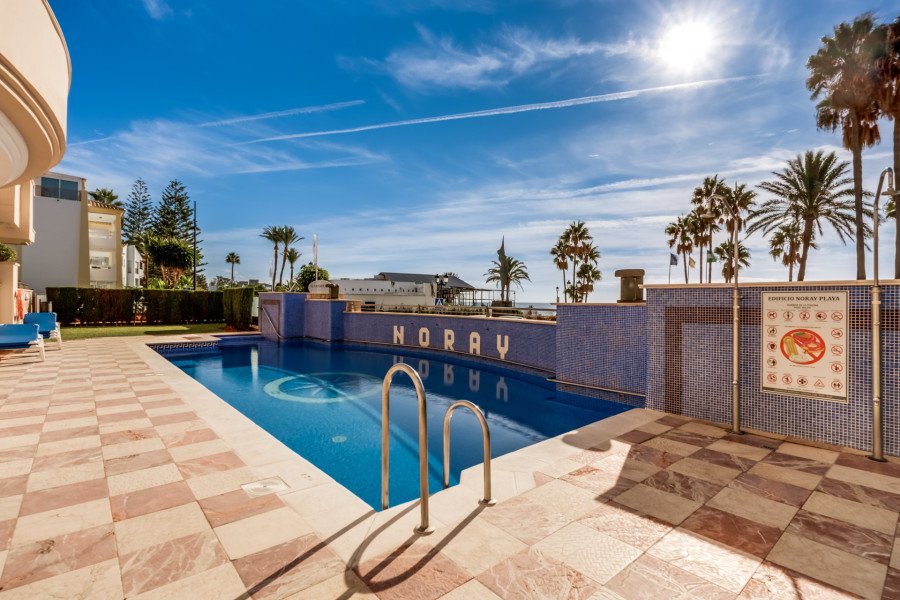 APARTAMENTO COMPLETAMENTE MODERNO EN UNA URBANIZACIÓN DE SAN PEDRO EN PRIMERA LÍNEA DE PLAYA