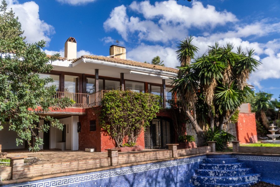 Encantadora Villa con Gran Potencial en Sierra Blanca, Marbella Golden Mile