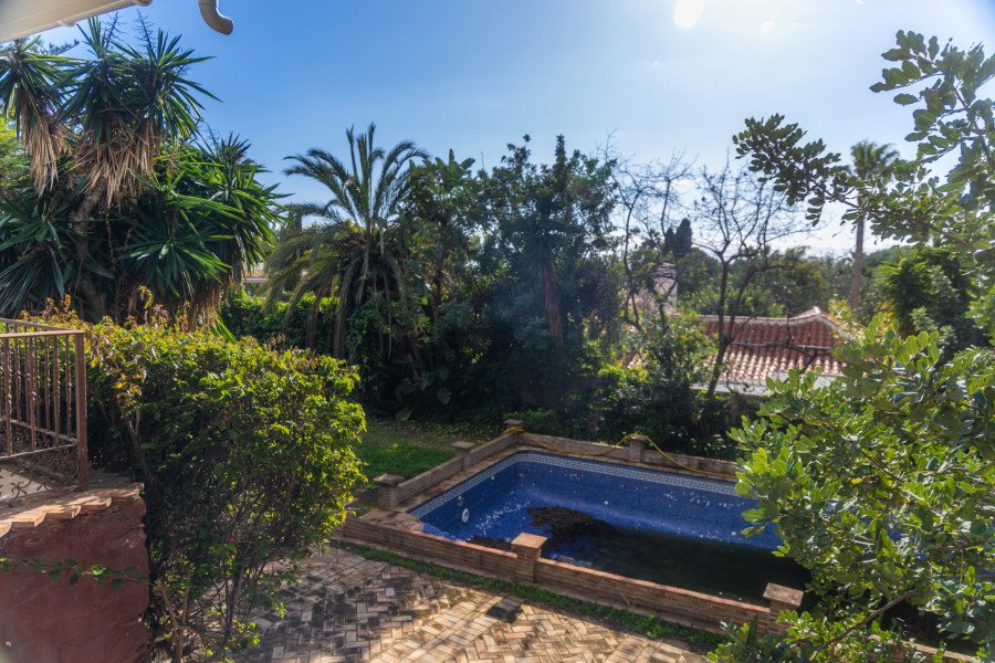 Encantadora Villa con Gran Potencial en Sierra Blanca, Marbella Golden Mile