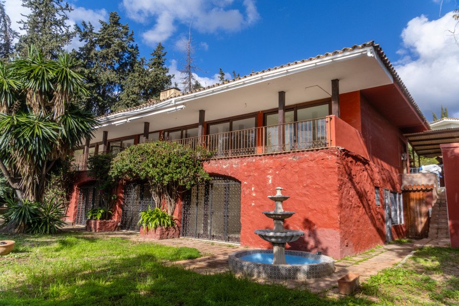 Encantadora Villa con Gran Potencial en Sierra Blanca, Marbella Golden Mile