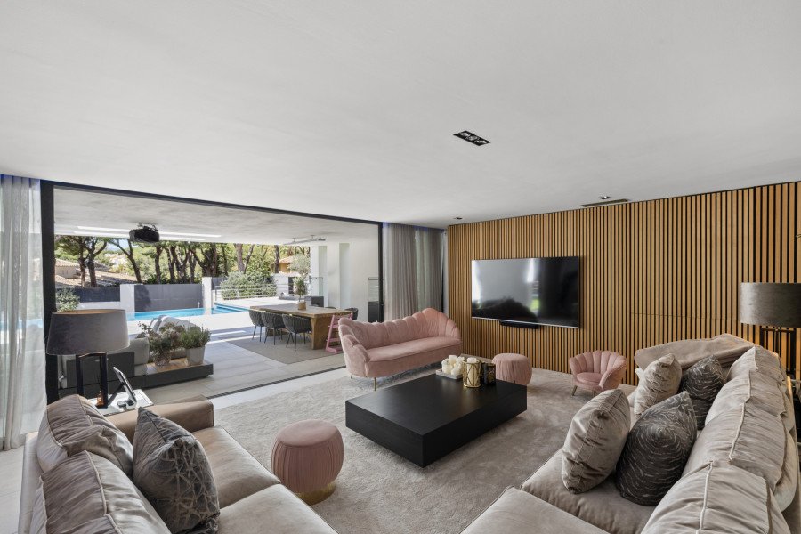 MAGNÍFICA VILLA DE ESTILO MODERNO DE 6 DORMITORIOS EN HACIENDA LAS CHAPAS EN MARBELLA ESTE