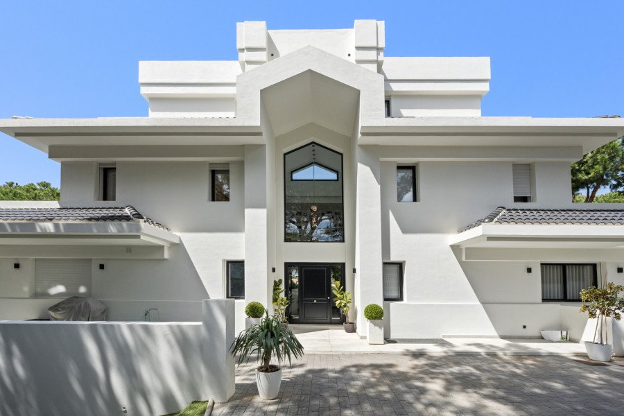 MAGNÍFICA VILLA DE ESTILO MODERNO DE 6 DORMITORIOS EN HACIENDA LAS CHAPAS EN MARBELLA ESTE