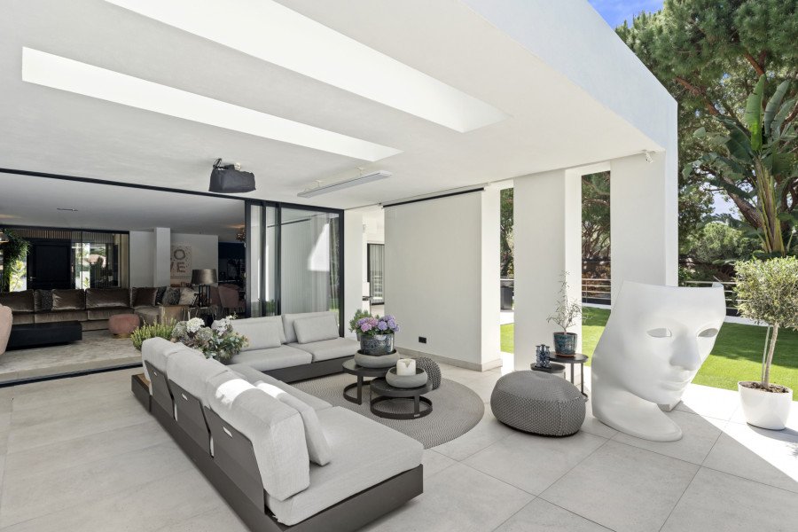 MAGNÍFICA VILLA DE ESTILO MODERNO DE 6 DORMITORIOS EN HACIENDA LAS CHAPAS EN MARBELLA ESTE