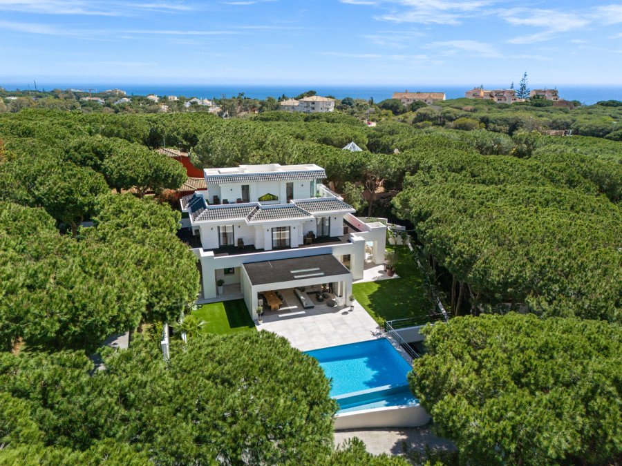 MAGNÍFICA VILLA DE ESTILO MODERNO DE 6 DORMITORIOS EN HACIENDA LAS CHAPAS EN MARBELLA ESTE