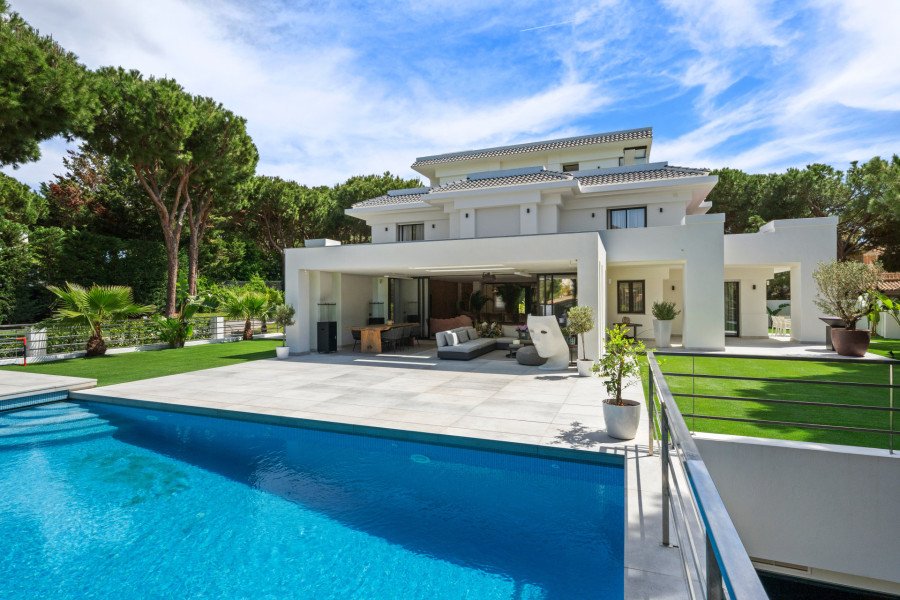 MAGNÍFICA VILLA DE ESTILO MODERNO DE 6 DORMITORIOS EN HACIENDA LAS CHAPAS EN MARBELLA ESTE