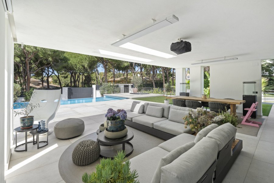 MAGNÍFICA VILLA DE ESTILO MODERNO DE 6 DORMITORIOS EN HACIENDA LAS CHAPAS EN MARBELLA ESTE