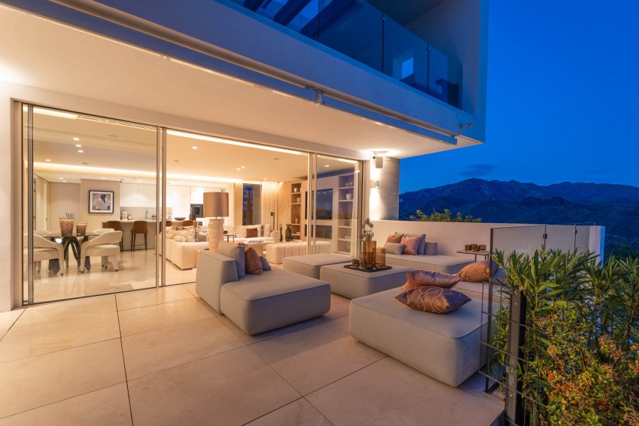 LUJOSO APARTAMENTO EN PLANTA BAJA EN PALO ALTO, OJEN CON VISTAS PANORÁMICAS AL MAR, A TAN SOLO UNOS MINUTOS DE MARBELLA