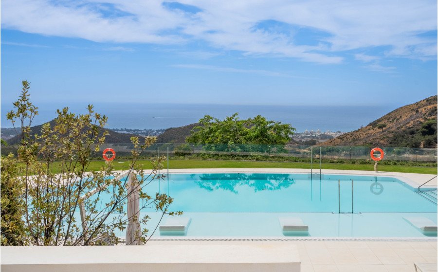 LUJOSO APARTAMENTO EN PLANTA BAJA EN PALO ALTO, OJEN CON VISTAS PANORÁMICAS AL MAR, A TAN SOLO UNOS MINUTOS DE MARBELLA
