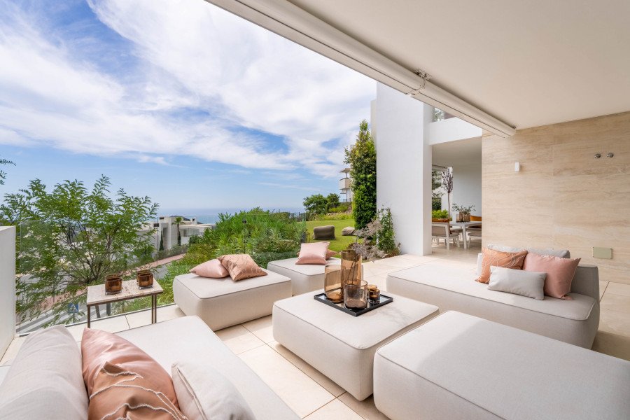 LUJOSO APARTAMENTO EN PLANTA BAJA EN PALO ALTO, OJEN CON VISTAS PANORÁMICAS AL MAR, A TAN SOLO UNOS MINUTOS DE MARBELLA