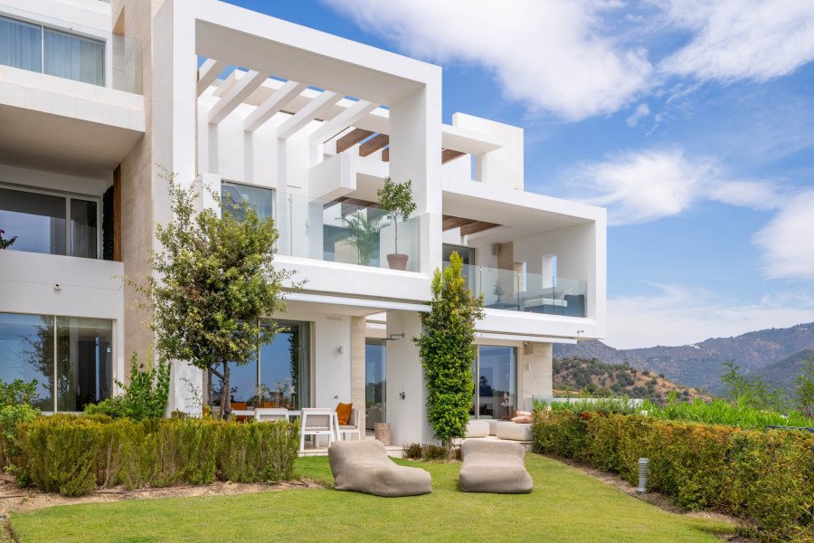 LUJOSO APARTAMENTO EN PLANTA BAJA EN PALO ALTO, OJEN CON VISTAS PANORÁMICAS AL MAR, A TAN SOLO UNOS MINUTOS DE MARBELLA