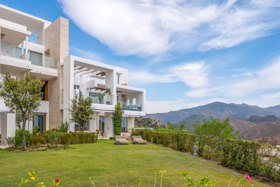 LUJOSO APARTAMENTO EN PLANTA BAJA EN PALO ALTO, OJEN CON VISTAS PANORÁMICAS AL MAR, A TAN SOLO UNOS MINUTOS DE MARBELLA