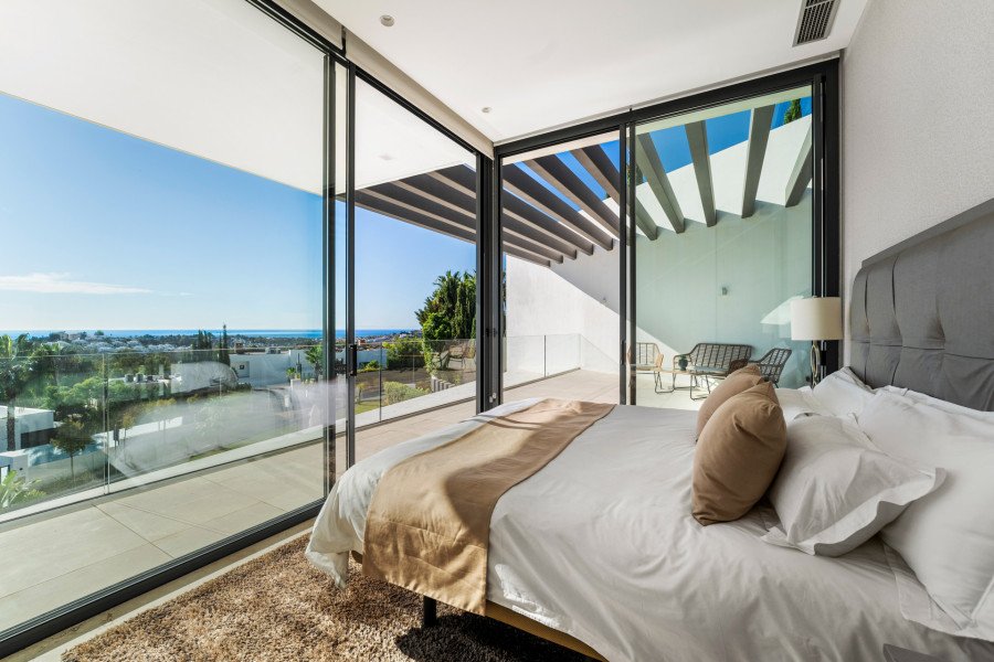 VILLA FUEGO: EXQUISITA VILLA DE 5 DORMITORIOS CON VISTAS PANORÁMICAS AL MAR EN LA ALQUERIA