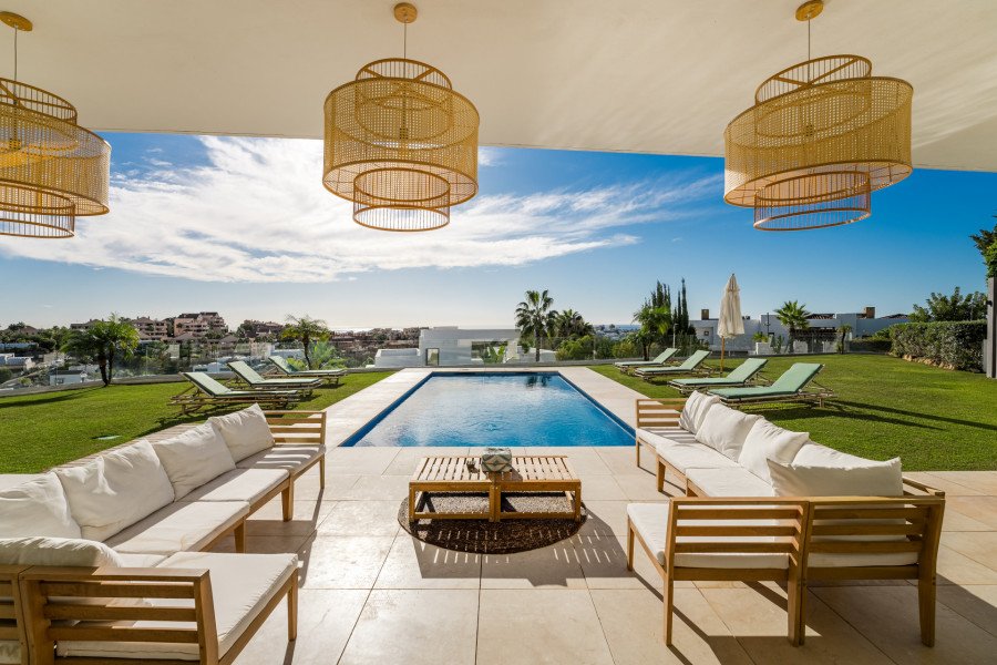VILLA FUEGO: EXQUISITA VILLA DE 5 DORMITORIOS CON VISTAS PANORÁMICAS AL MAR EN LA ALQUERIA