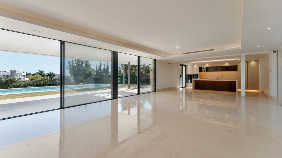 EXCEPCIONAL VILLA CONTEMPORÁNEA DE 5 DORMITORIOS EN LOMAS DEL VIRREY, LA MILLA DE ORO DE MARBELLA