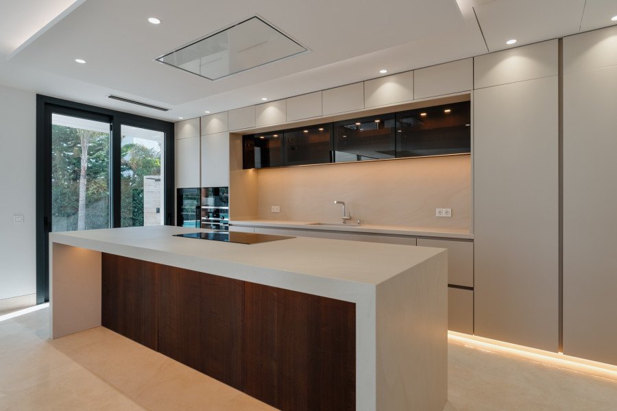 EXCEPCIONAL VILLA CONTEMPORÁNEA DE 5 DORMITORIOS EN LOMAS DEL VIRREY, LA MILLA DE ORO DE MARBELLA