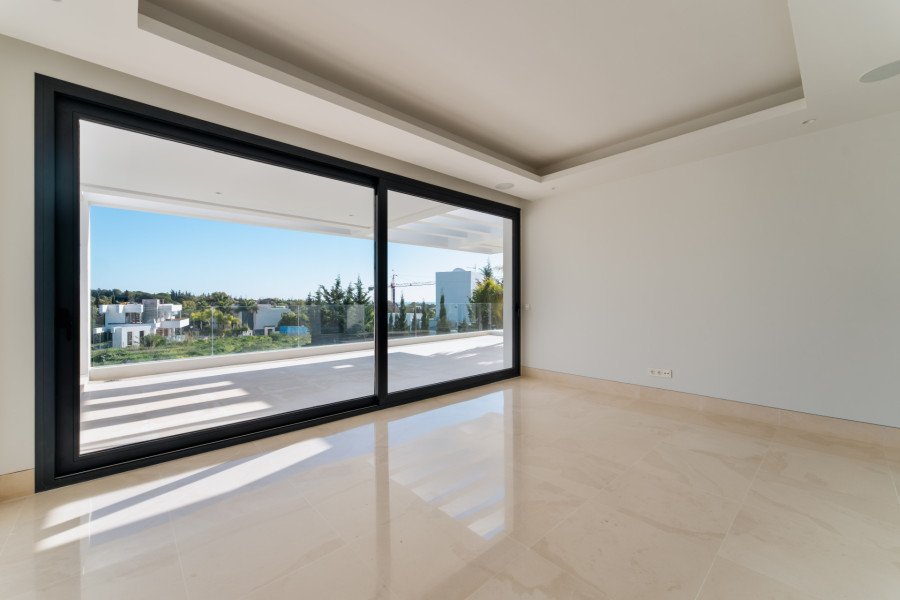 EXCEPCIONAL VILLA CONTEMPORÁNEA DE 5 DORMITORIOS EN LOMAS DEL VIRREY, LA MILLA DE ORO DE MARBELLA