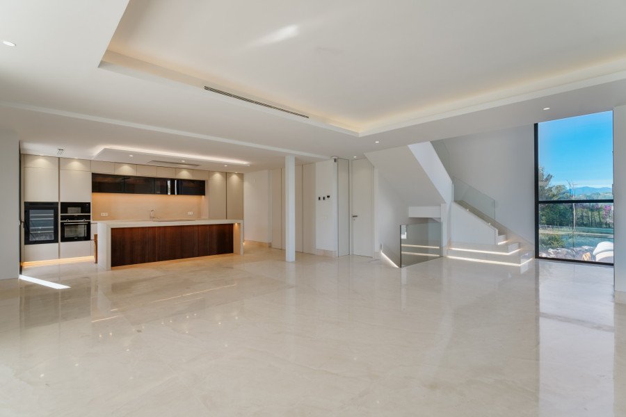 EXCEPCIONAL VILLA CONTEMPORÁNEA DE 5 DORMITORIOS EN LOMAS DEL VIRREY, LA MILLA DE ORO DE MARBELLA