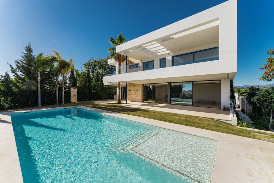 EXCEPCIONAL VILLA CONTEMPORÁNEA DE 5 DORMITORIOS EN LOMAS DEL VIRREY, LA MILLA DE ORO DE MARBELLA