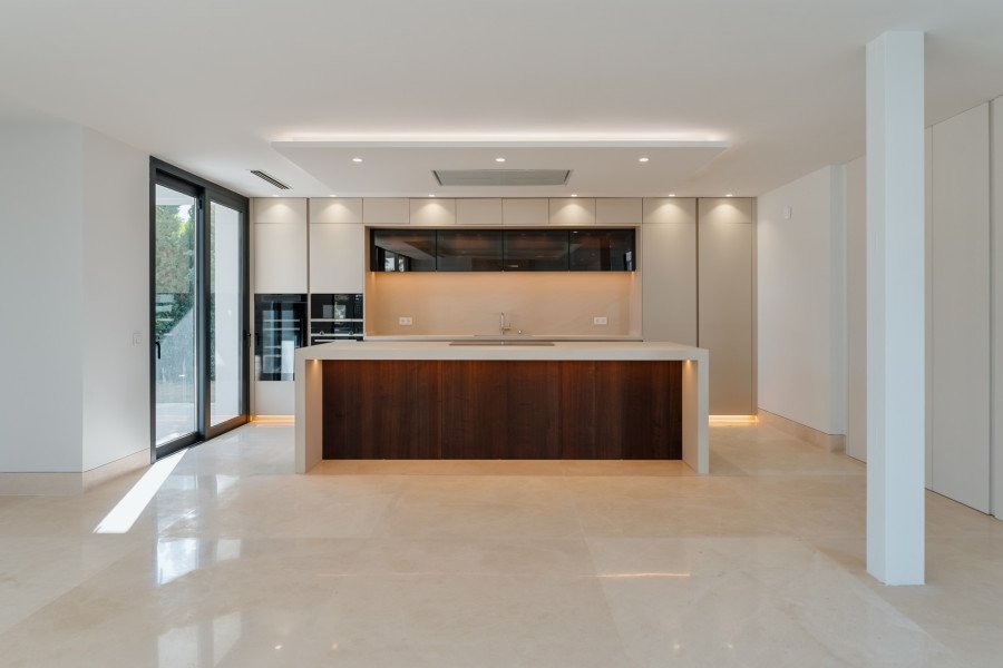 EXCEPCIONAL VILLA CONTEMPORÁNEA DE 5 DORMITORIOS EN LOMAS DEL VIRREY, LA MILLA DE ORO DE MARBELLA