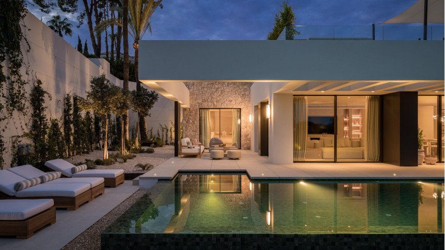 Modern Frontline Golf Residence in Los Naranjos, Nueva Andalucía