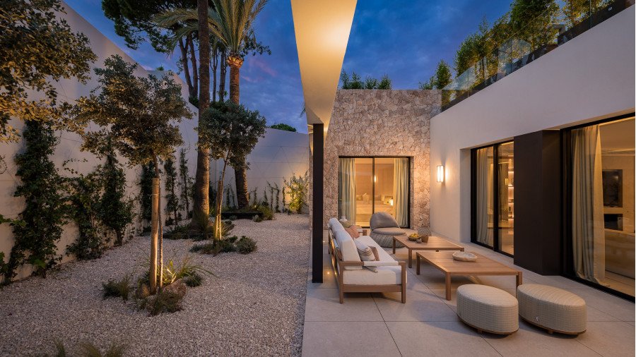 Modern Frontline Golf Residence in Los Naranjos, Nueva Andalucía