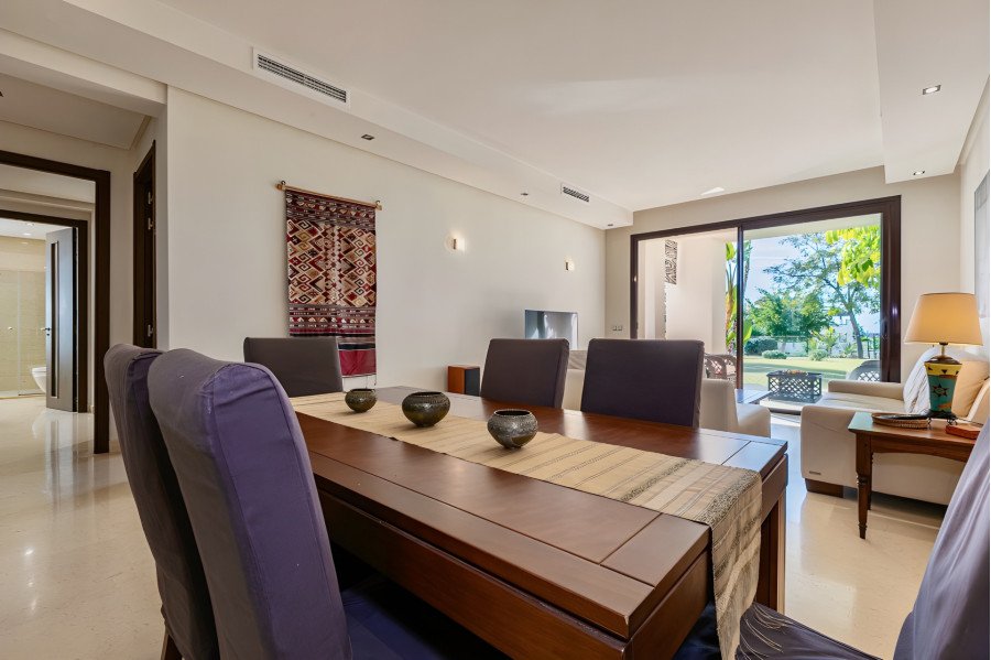 Impresionante apartamento de 3 dormitorios con amplio jardín privado y vistas al mar.