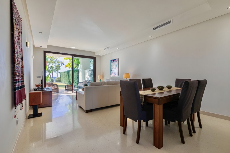 Impresionante apartamento de 3 dormitorios con amplio jardín privado y vistas al mar.