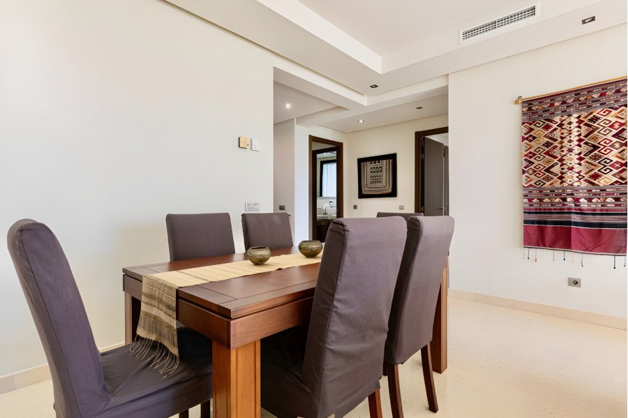 Impresionante apartamento de 3 dormitorios con amplio jardín privado y vistas al mar.