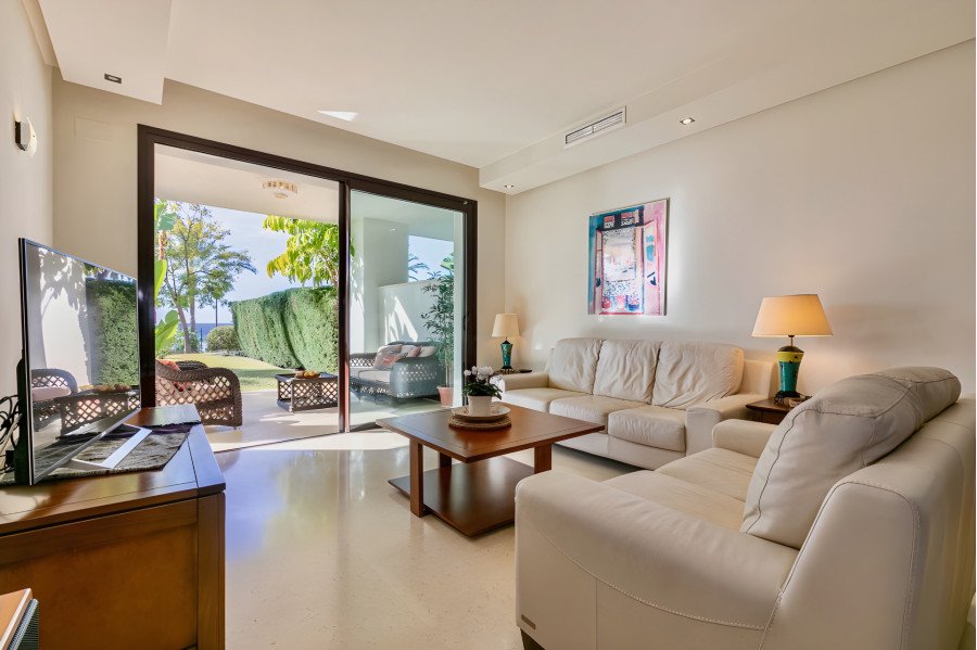Impresionante apartamento de 3 dormitorios con amplio jardín privado y vistas al mar.