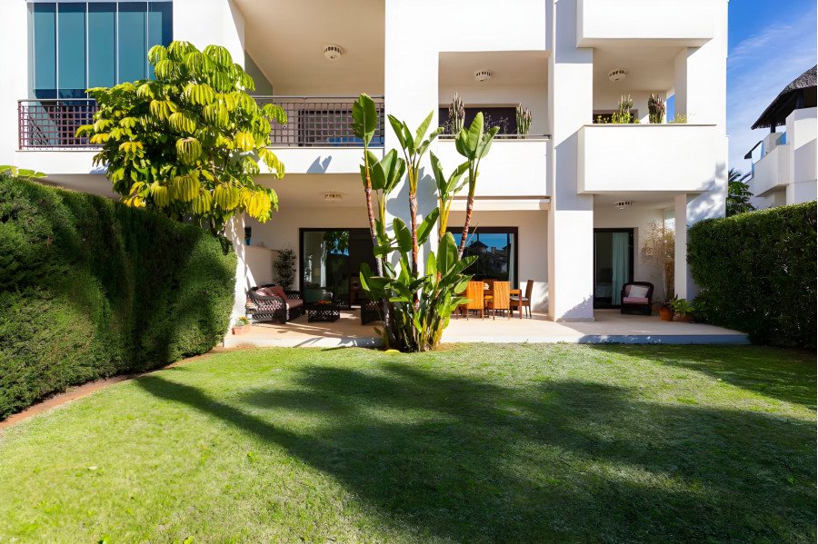Impresionante apartamento de 3 dormitorios con amplio jardín privado y vistas al mar.